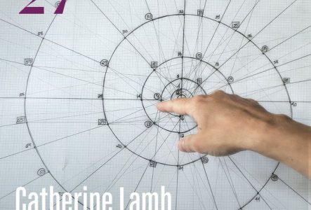 L’image montre un dessin technique circulaire très détaillé, avec de nombreuses lignes, mesures et annotations, sur lequel une main pointe vers le centre. Elle sert de couverture à une publication intitulée « Abonnement 26/27 », avec les noms Catherine Lamb, Ensemble Dedalus et Geminus.
