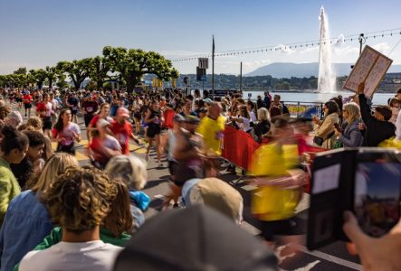Generali Genève Marathon sur le quai du Mont Blanc avec le Jet d'eau en arrière plan.
