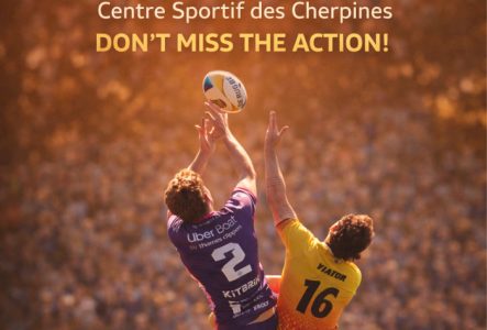 Deux joueurs de rugby qui sautent pour attraper un ballon.