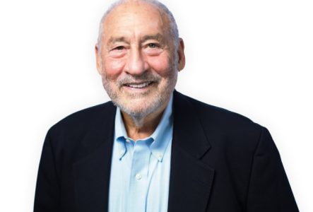 Portrait d'un homme souriant aux cheveux blanc (portrait de Joseph Stiglitz)