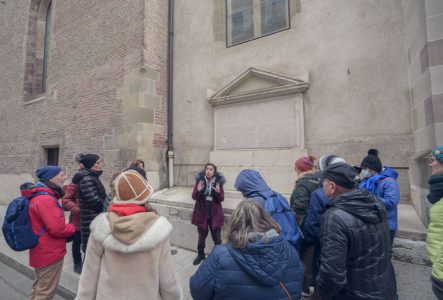 Groupe de personnes âgées qui participent à une visite guidée en vieille ville