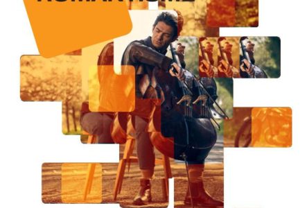 Un homme (le violoncelliste Gautier Capuçon) joue du violoncelle assis