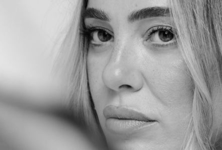 Portait en noir et blanc de l'artiste
