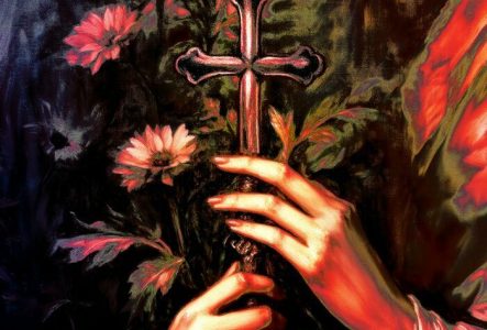 Des mains de femme tenant une croix sur fond floral