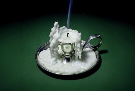 Une bougie éteinte dont la cire a débordé sur les côtés