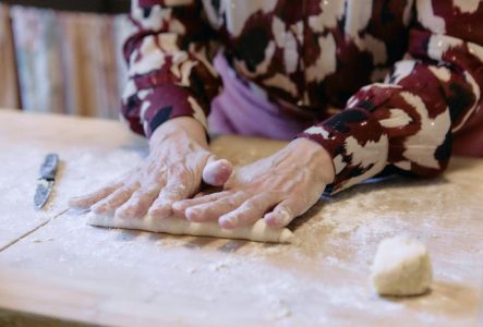 Photo d'une femme qui prépare des gnocchi