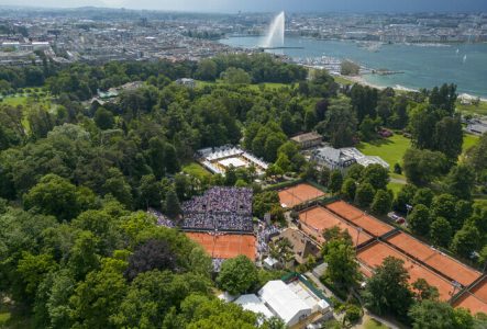 @Gonet Geneva Open Vue de drône du court central du Gonet Geneva Open avec en arrière plan le parc des Eaux-Vives et le Jet d'eau