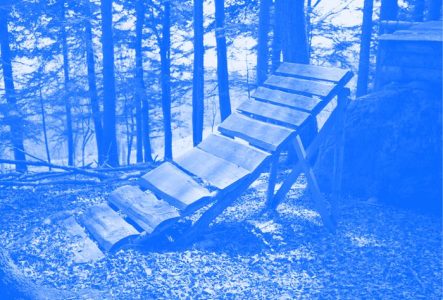 C'est comme une rampe en bois qui monte, comme celles pour faire les acrobaties avec les vélos ou les skates. L'image a un filtre de couleur.