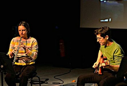 Photo des deux musiciens de l'Ensemble Contrechamps en train de jouer eu hautbois et de la guitare électrique