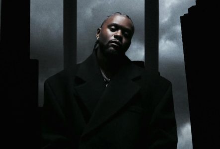 Portrait de l'artiste avec un ciel gris en arrière plan