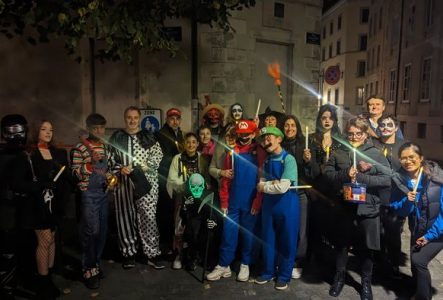 Groupe pendant balade aux chandelles à Genève
