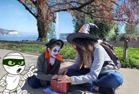 Famille en train d'ouvrir un coffre au jardin anglaisz