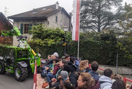 Familles dans un char viticole à Gy