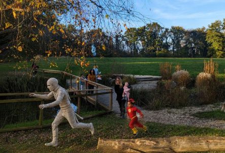 Enfants qui courent derrière une momie au parc des evaux
