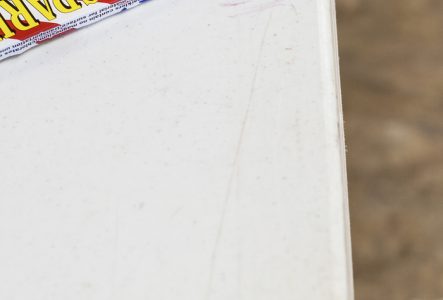 C'est la photo d'une table en plastique blanche sur laquelle sont posé des emballages en carton colorés.