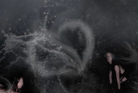 Deux femmes accroupies sur scène avec un effet d'eau