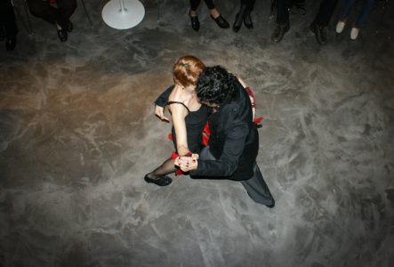 Ville de Genève Deux danseurs de tango photographiés d'en haut