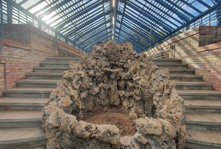 Grand escalier d'une serre de Pregny avec le mur en brique et la structure en bois et verre