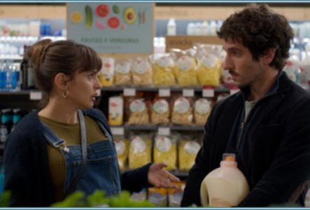 Un homme et une femme dans un supermarché