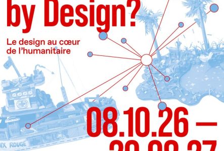 Affiche de l'exposition temporaire du Musée international de la Croix-Rouge et du Croissant-Rouge comportant le titre, et le sous-tire et la dare. Dans le fond, des objets avec un filtre bleu sont visibles. On y voit un bateau, une conserve et un jouet pour enfant.