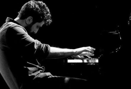 DR Photo en noir et blanc de l'artiste en train de jouer au piano