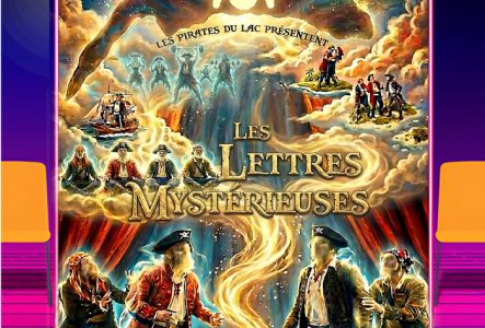 Affiche du spectacle d'improvisation « Les Pirates du Lac présentent : Les Lettres Mystérieuses ». Au centre d'une scène de théâtre, une bouteille en verre contient un vieux parchemin. Un nuage de lumière magique s'en échappe et s'élève vers le haut de l'image, révélant plusieurs scènes de voyage suggérées. Quatre silhouettes de pirates sans visage entourent la composition. Le titre est écrit en lettres stylisées au centre.