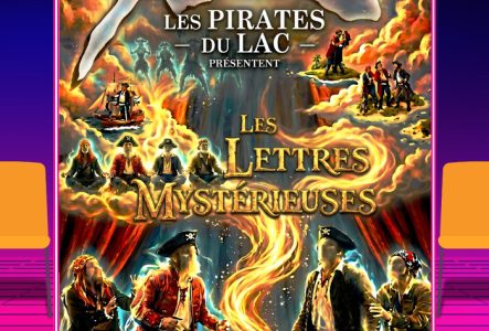 Affiche du spectacle d'improvisation « Les Pirates du Lac présentent : Les Lettres Mystérieuses ». Au centre d'une scène de théâtre, une bouteille en verre contient un vieux parchemin. Un nuage de lumière magique s'en échappe et s'élève vers le haut de l'image, révélant plusieurs scènes de voyage suggérées. Quatre silhouettes de pirates sans visage entourent la composition. Le titre est écrit en lettres stylisées au centre.