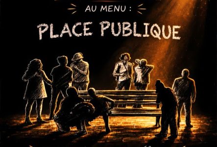 Affiche de spectacle sur fond noir texturé ardoise. En haut, le nom de la troupe « Ardoise en Scène » est écrit en grosses lettres texturées blanches et ocres à la craie. Au centre, le titre « Au menu : Place Publique » surmonte une scène de nuit où un groupe d'une dizaine de personnages en silhouette se croisent et discutent autour d'un banc public sur des pavés, découpés par la lumière chaude d'un projecteur situé en haut à droite. En bas, sous la mention « Spectacle d’improvisation théâtrale…