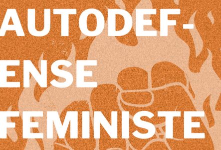 Sur un fond orange, une main en forme de poing avec des flammes qui l'entourent. Un texte en blanc par dessus l'image indique : "Initiation autodéfense féministe 55 ans et plus".