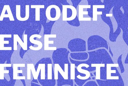 sur un fond de couleur mauve s'élève, dans une nuance de violet plus claire, un poing fermé d'où sortent des flammes. Par dessus le texte en grandes lettres capitales blanche: "STAGE AUTODÉFENSE FÉMINISTE".