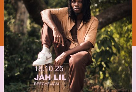Affiche du concert de Jah Lil au Rez-Usine : dans un cadre orange et rose, le portrait d'un homme noir portant des dreadlocks, une chemise beige et un pantalons brun, assis sur une souche d'arbre dans la forêt. En rose sur l'image, le texte "18.10.25, Jah Lil, Reggae, Jamaïque".