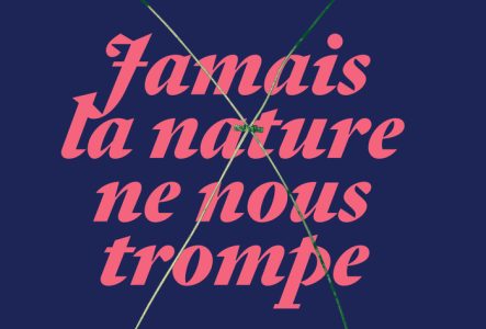 Titre de l'exposition «Jamais la nature ne nous trompe» écrit en rose sur fond violet avec deux tiges vertes croisées au premier plan.
