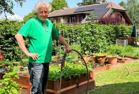 DR Steven, membre de La Ferme du Fond de l’Etang, devant le potager de La julienne