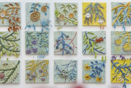 © Boris Dunand, Musée Ariana Œuvre d'António Vasconcelos Lapa, Jardin vertical : il s'agit d'une série de carreaux en céramique représentant différentes végétations (plantes, fleurs etc.)
