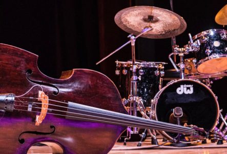 Scène avec une contrebasse par terre devant une batterie