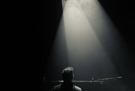 Pianiste de dos en noir et blanc