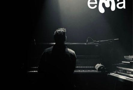 Pianiste de dos en noir et blanc