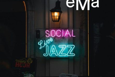 “Social live jazz“ écrit en néons colorés sur un mur