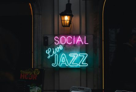“Social live jazz“ écrit en néons colorés sur un mur