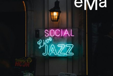 “Social live jazz“ écrit en néons colorés sur un mur