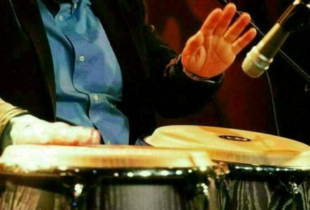 Jacques Apothéloz Mains sur des percussions