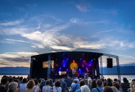 On peu voir sur cette image une scène avec le Lac Léman en fond, il s'agit du Jazz sur la Plage Festival.