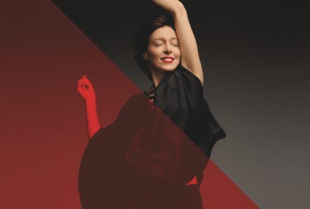 Jeanne Cherhal en train de danser en souriant