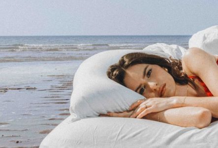 Photo de Jeanne couché sur un matelas au bord de la mer