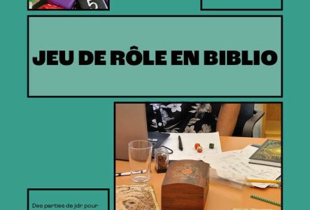 Affiche avec une photo d'une partie de jeu de rôle en cours. Sur l'image il y a différents papiers, des dès et une personne derrière son ordinateur.