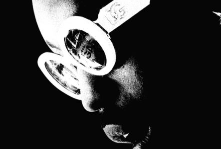 DR Photo en noir et blanc du visage de l'artiste qui porte des lunettes de soleil