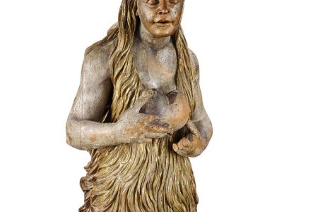 statue de Marie Madeleine tenant son coeur dans les mains