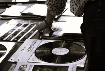 Une main qui prend un disque