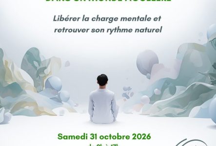Une personne assise contemple l'espace autour d'elle pour retrouver le calme intérieur.