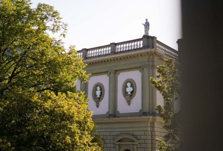 Vue le toit du musée et sur une de ses statues